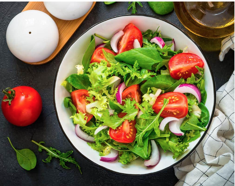 Ensalada de lechuga y espinacas con dorada a la plancha y 1 tetrabrik mini de gazpacho en conserva.